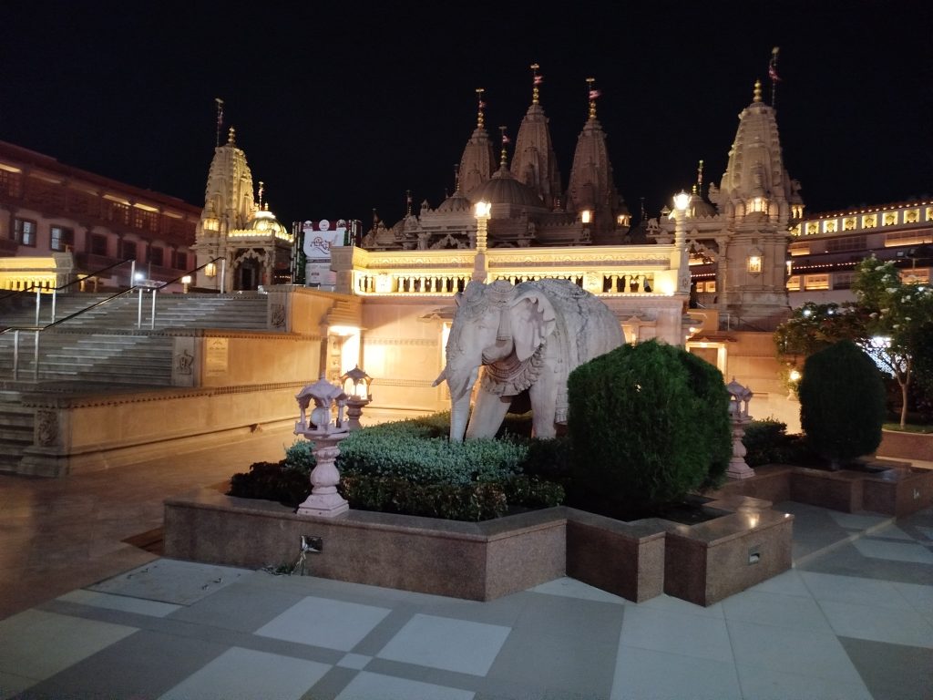 fotky z Indie-zapadajúce slnko nad slumom, fotka tempel, krava v odpadkoch, výhľad na nočný Jaipur a opica v paláci